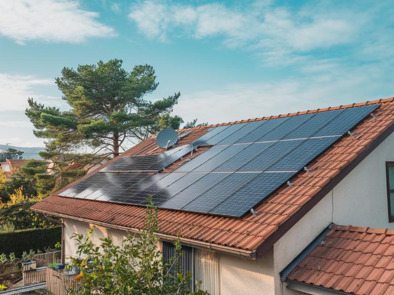 panele fotowoltaiczne zainstalowane na dachu